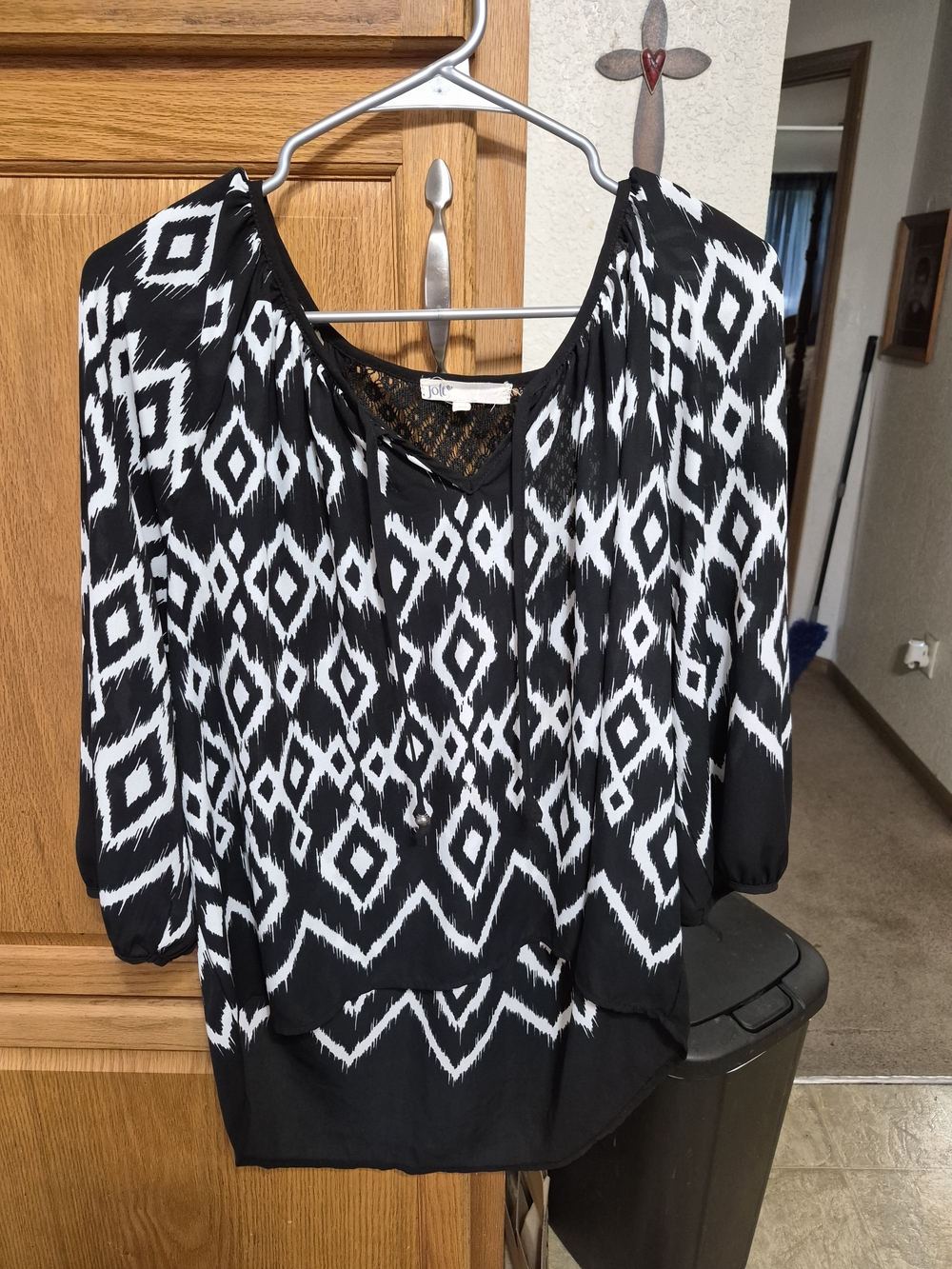 Women’s Black & White Geometric Peasant Top